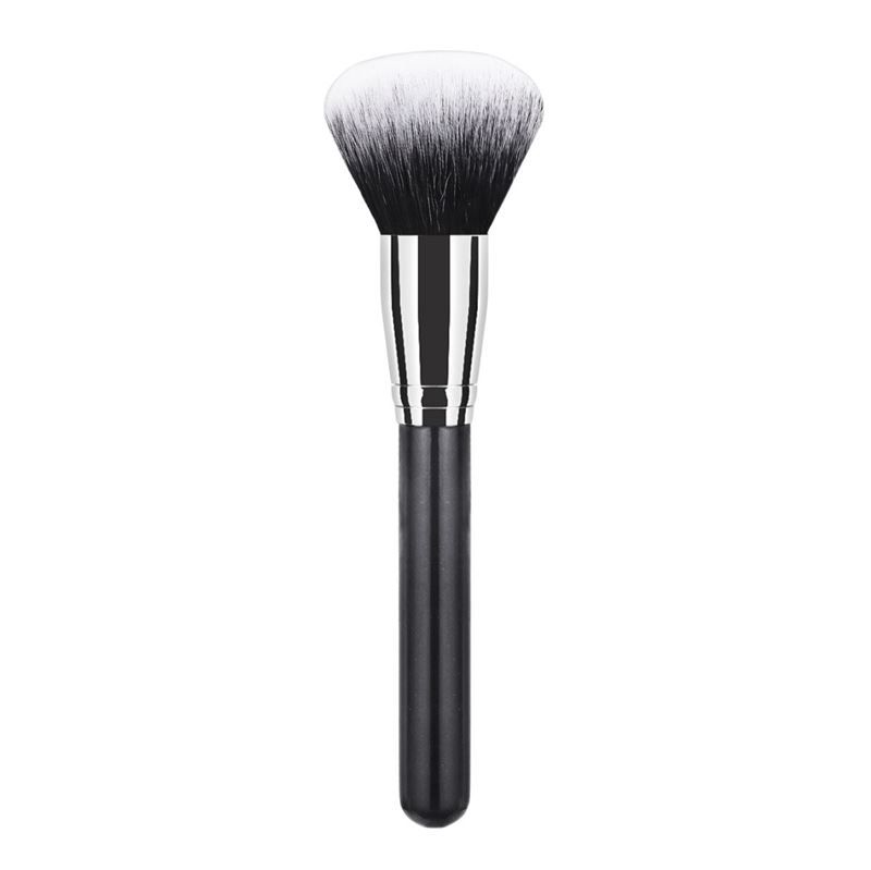 Un pinceau à poudre avec manche noir et virole argentée. Les poils sont blancs avec des pointes noires.