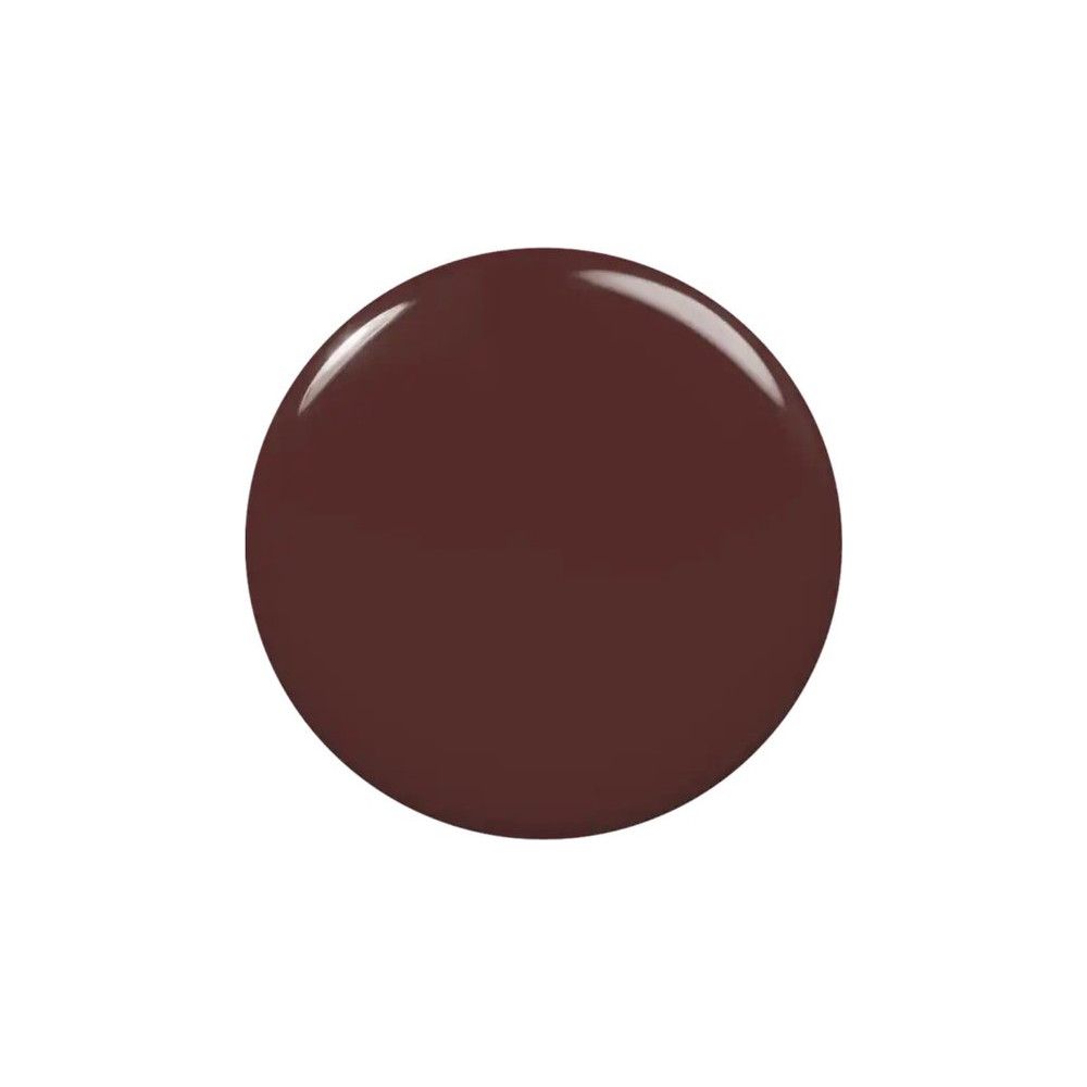 Tache ronde de vernis à ongles marron sur fond blanc.