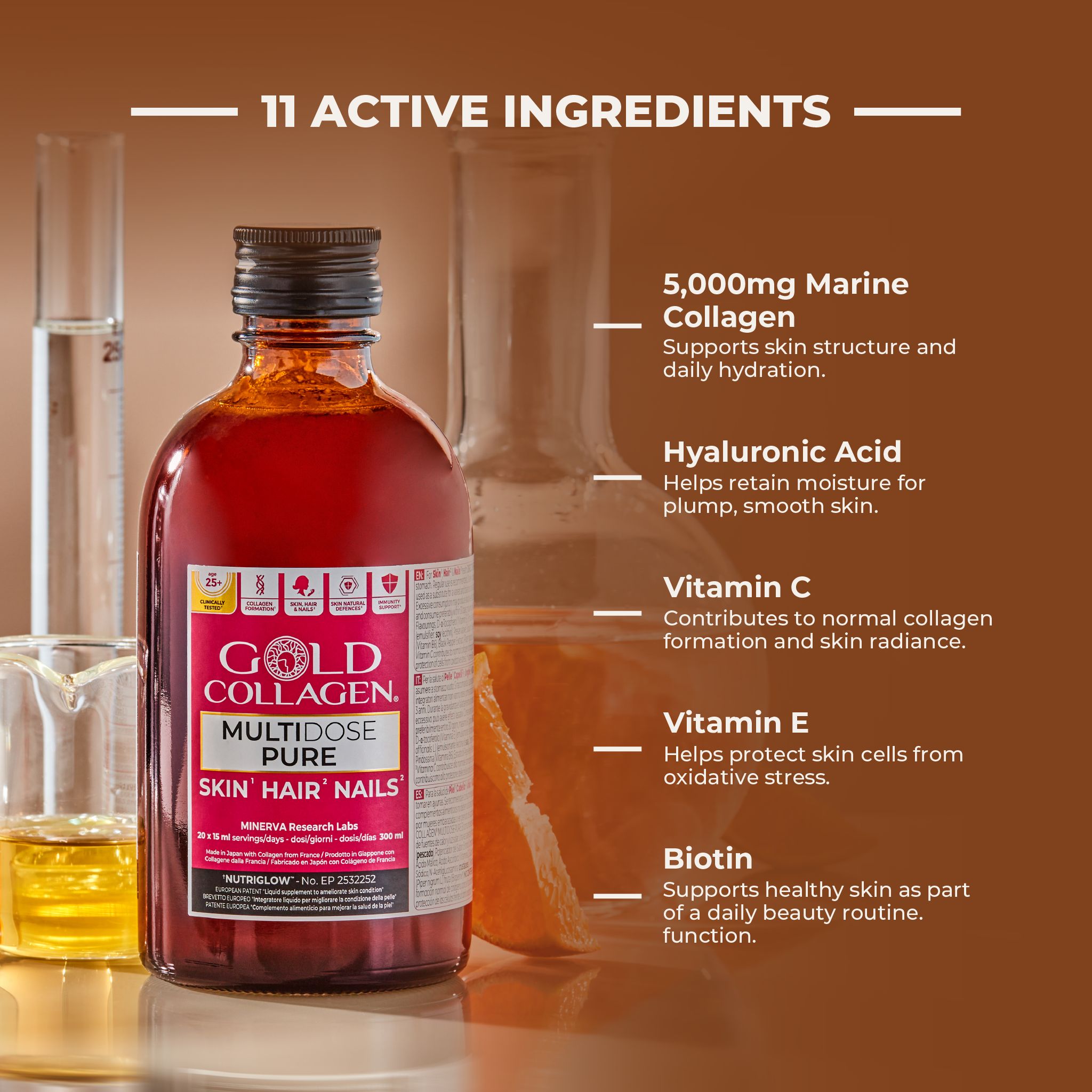 Bouteille Gold Collagen Multidose Pure entourée d'équipement de laboratoire et de fruits.