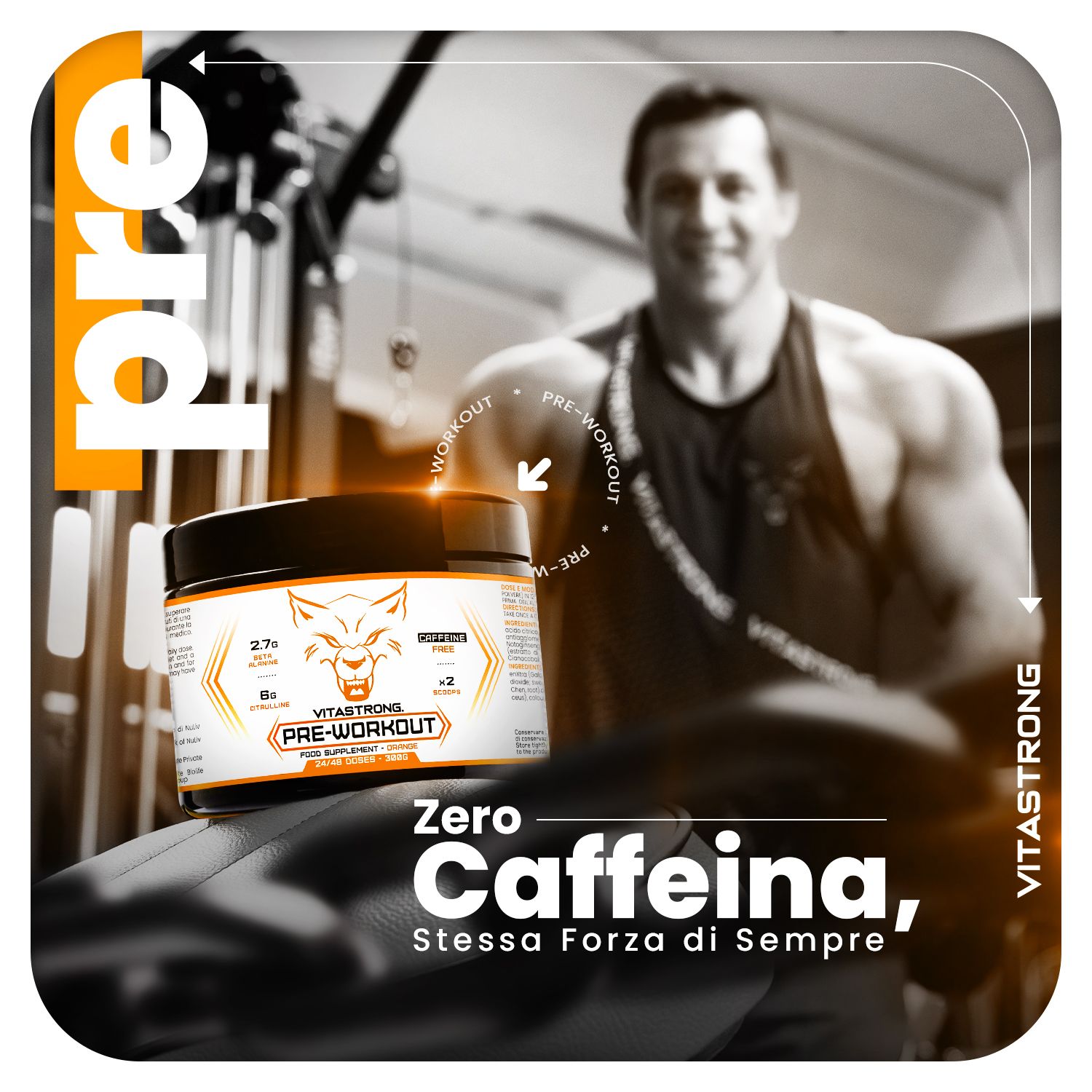 Pot Vitastrong Pre-Workout, tekst: Nul cafeïne, dezelfde kracht. Wolf logo. Oranje etiket. Achtergrond: sportschool.