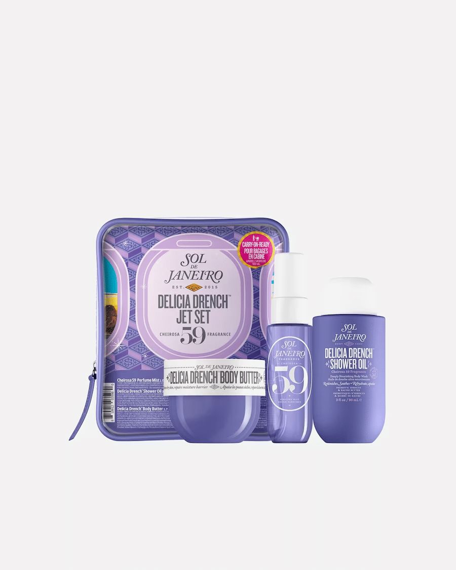 Sol de Janeiro Delicia Drench Jet Set. Trousse lilas avec produits : beurre corporel, huile de douche, spray. Texte : 59, Delicia Drench.