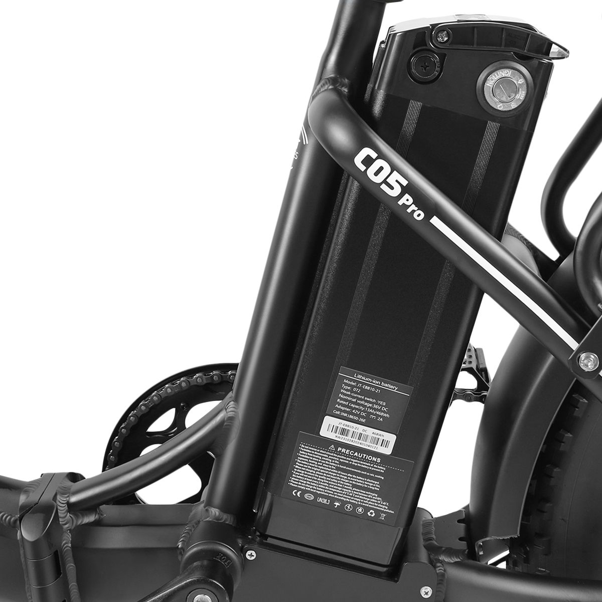 Gros plan de la batterie d'un vélo électrique. Modèle C05 Pro.