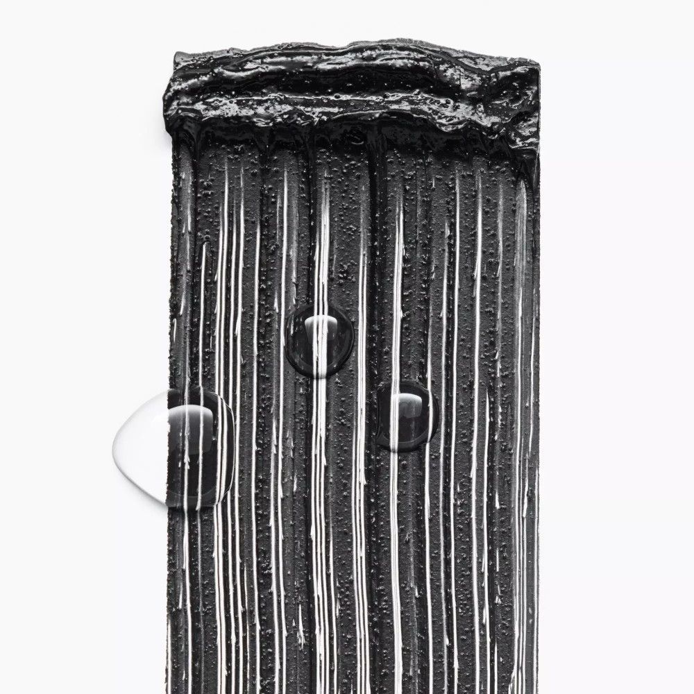 Texture de mascara noir avec gouttes d'eau. Rayures verticales.