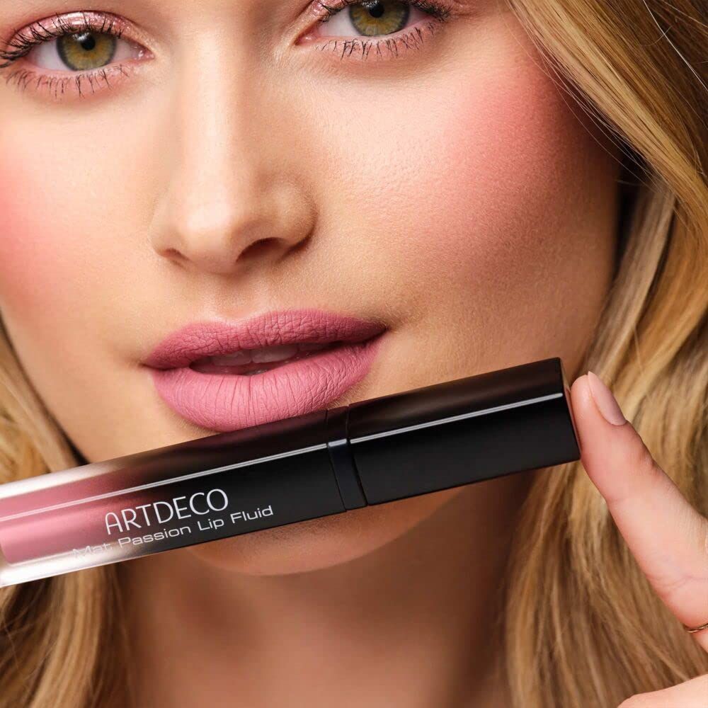 Vrouw houdt Artdeco Mat Passion Lip Fluid vast. Lippenstift wordt op lippen aangebracht. Tekst: Artdeco Mat Passion Lip Fluid.
