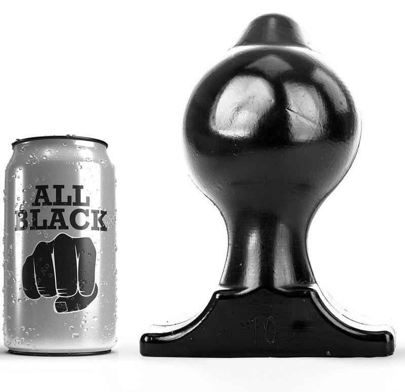 Zwarte, glanzende plug met brede basis naast een zilveren blikje met opschrift "ALL BLACK" en vuist.