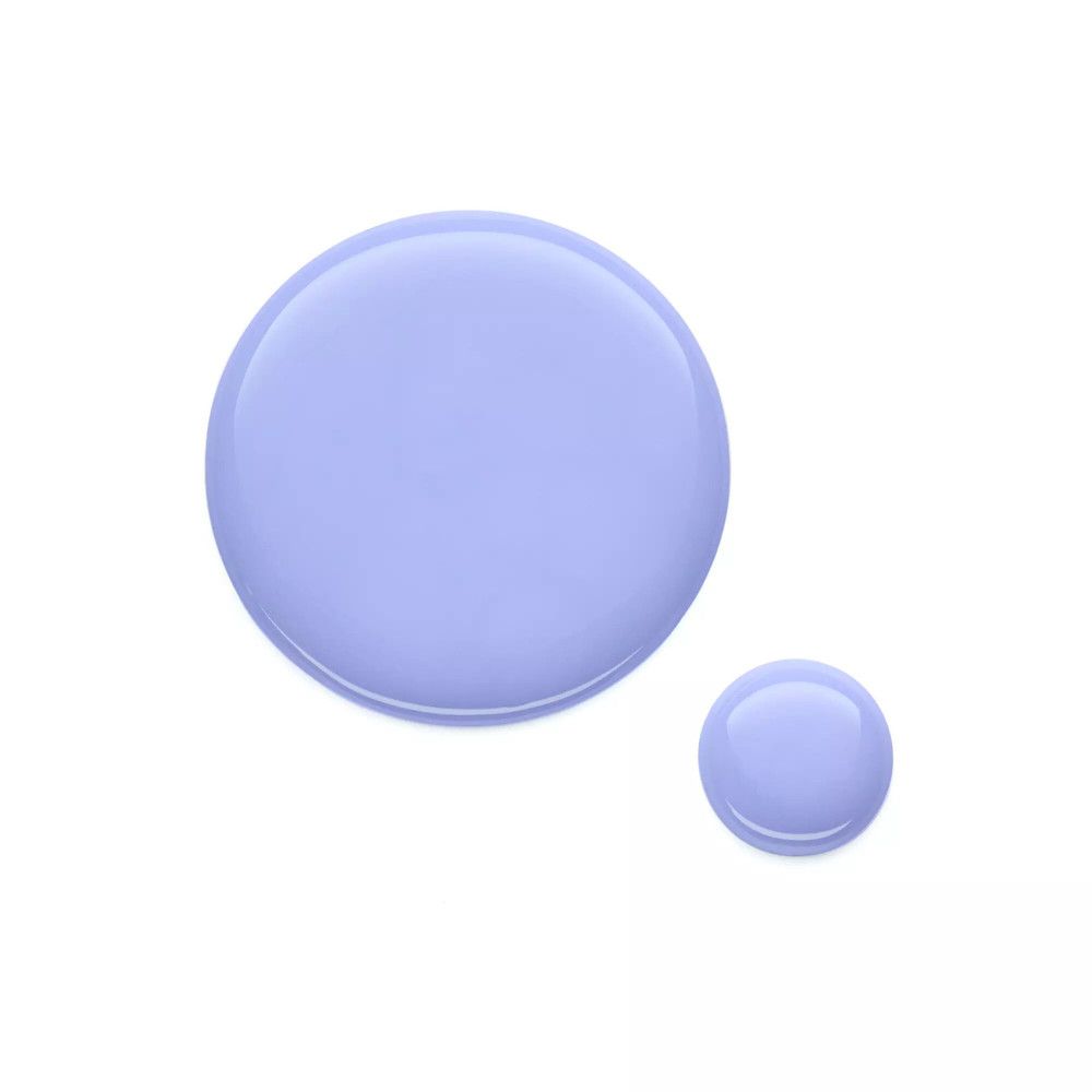 Deux gouttes de vernis à ongles lilas sur fond blanc. Une grande et une petite goutte.