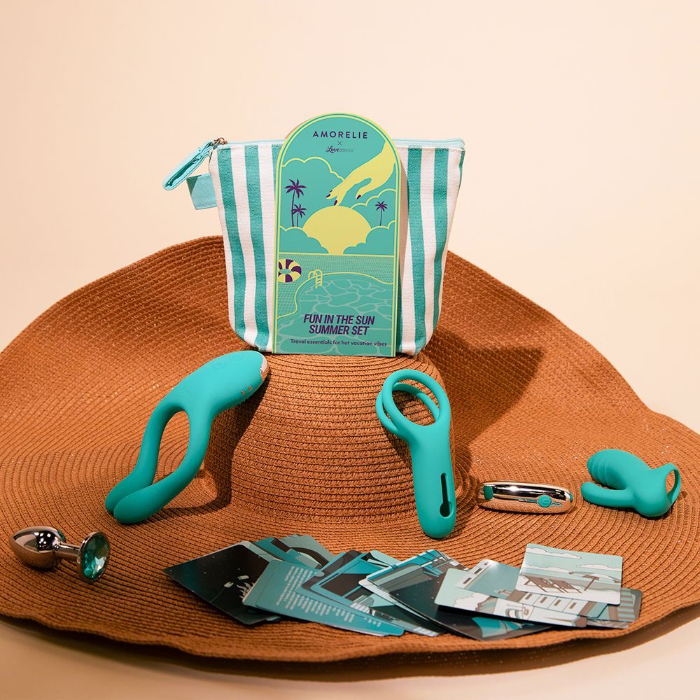 Set seksspeeltjes in turquoise op een zonnehoed. Bevat dubbele vibrator, anale plug, vibrator, ringvibrator, kaarten en strandtas.