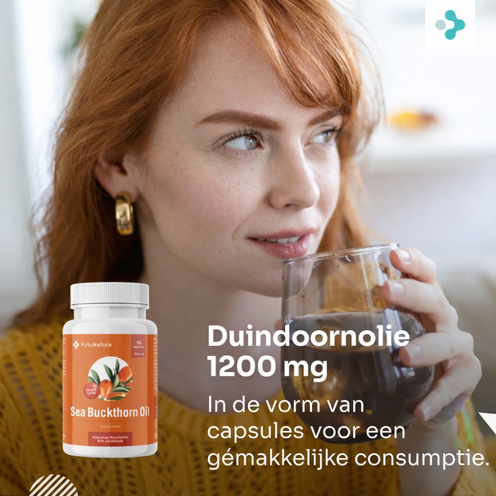 Vrouw drinkt uit een glas. Daarnaast fles met capsules. Tekst: Duindoornolie 1200 mg.