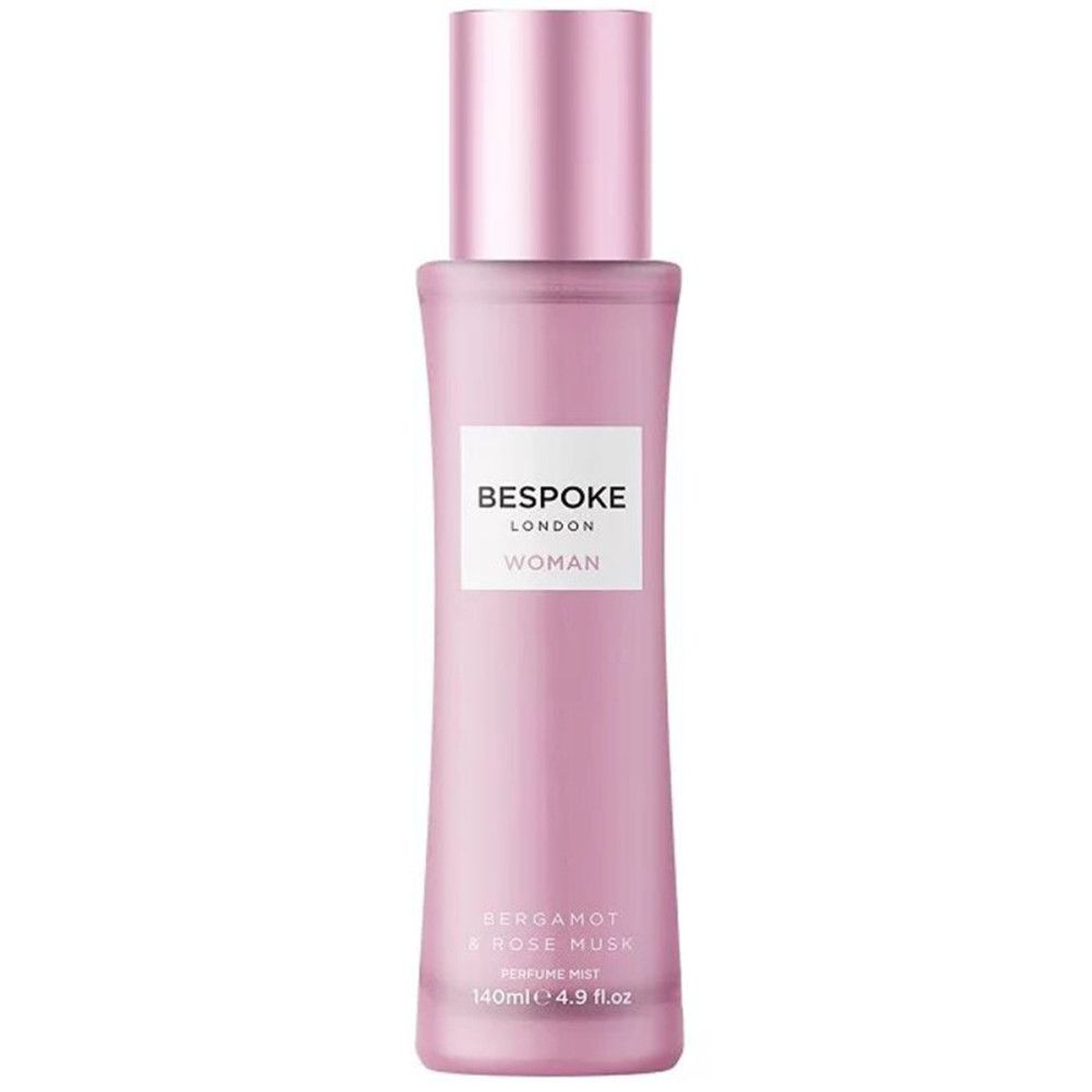 Flacon rose avec vaporisateur. Étiquette "BESPOKE LONDON WOMAN". Texte: "BERGAMOT & ROSE MUSK".