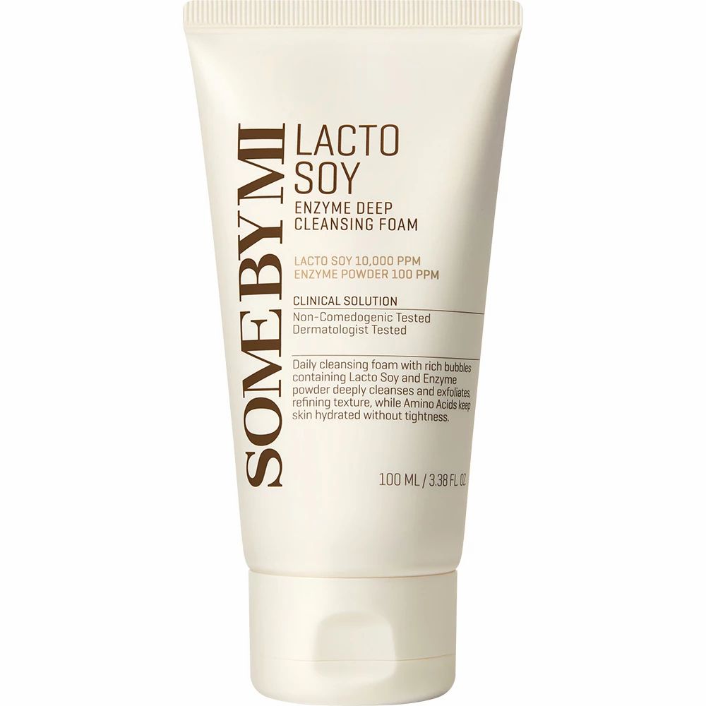 Un tube de mousse nettoyante blanche. Du texte et des logos sont visibles sur le tube.