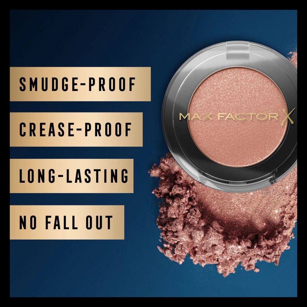 Oogschaduwverpakking en veeg op blauwe achtergrond. Tekstvelden met de eigenschappen: veegvast, kreukvrij, langdurig, geen uitval.