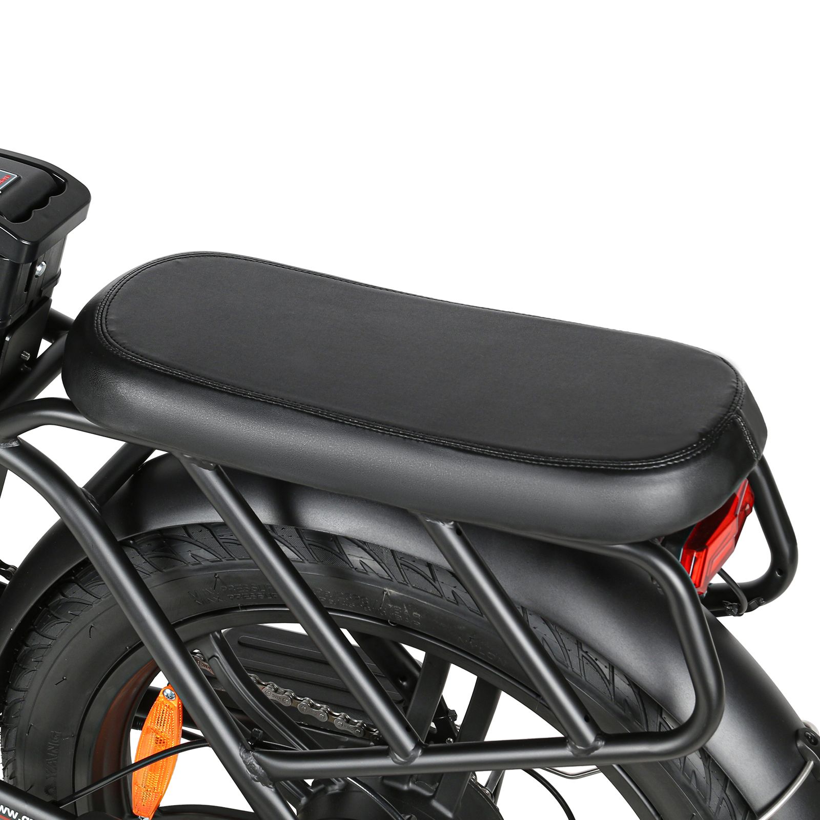 Porte-bagages noir avec selle. Feu arrière et batterie visibles.