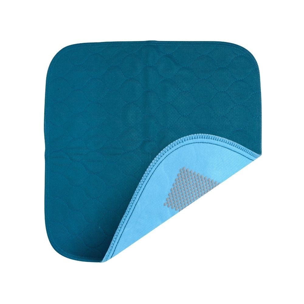 Blauw, wasbaar stoelkussen. Vierkant met afgeronde hoeken. Lichtblauwe achterkant met grijze antislipzone.