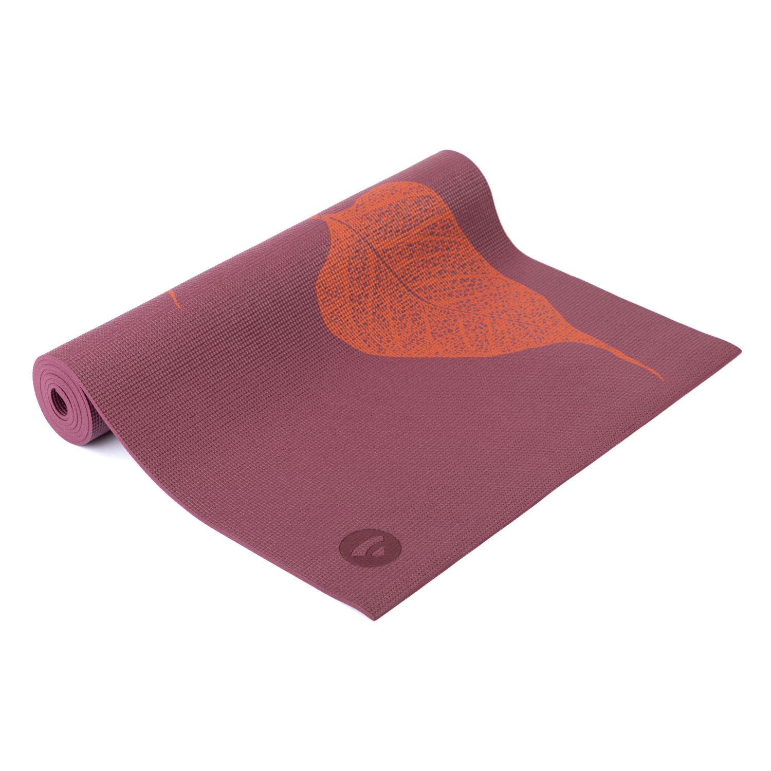 Opgerolde yogamat met bladerenpatroon. Paarse basis met oranje blad. Logo zichtbaar.