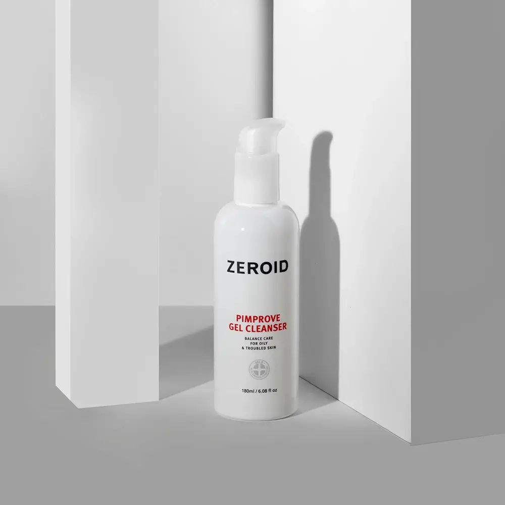 Flacon blanc ZEROID Pimprove Gel Cleanser avec pompe. Sur fond blanc. Texte: Pimprove Gel Cleanser.