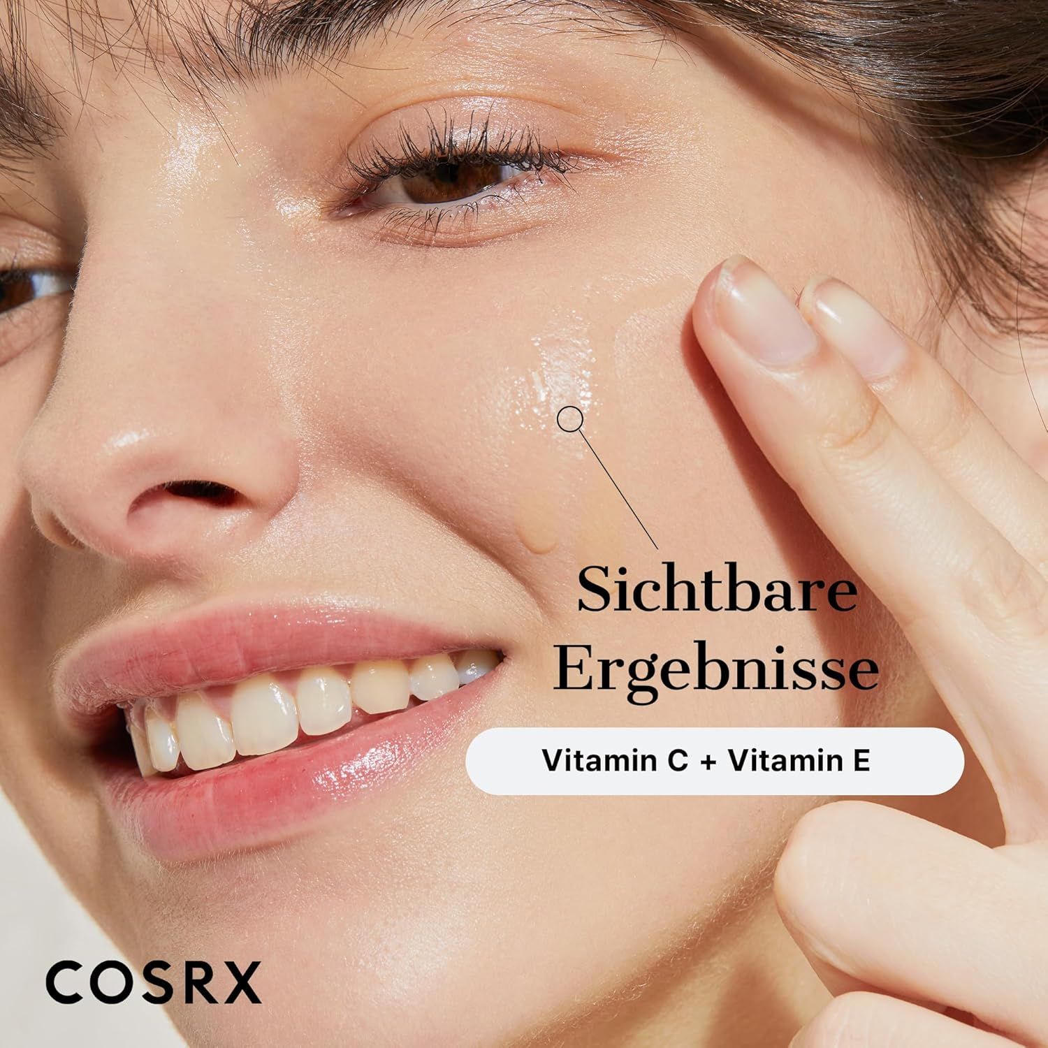 Visage d'une femme avec liquide appliqué. Texte : Résultats visibles, Vitamine C + Vitamine E. Logo COSRX en bas.