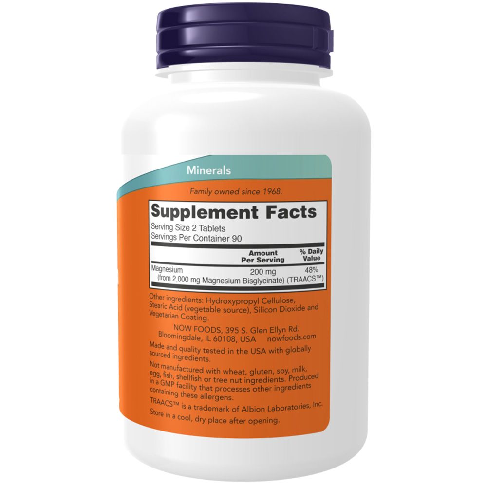Achterkant van de fles. Wit etiket met voedingsfeiten. Bevat magnesium. Fabrikantinformatie. "NOW FOODS" logo.