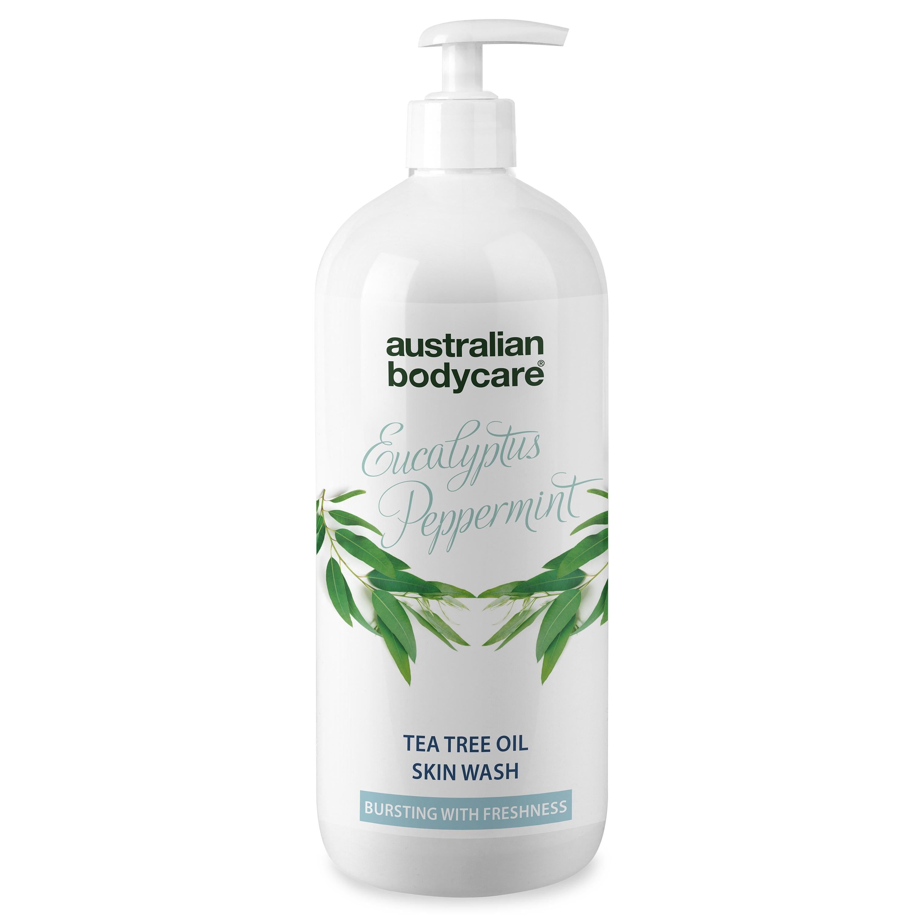 Flacon blanc avec pompe. Inscription: Australian Bodycare, Eucalyptus Peppermint, Tea Tree Oil Skin Wash.