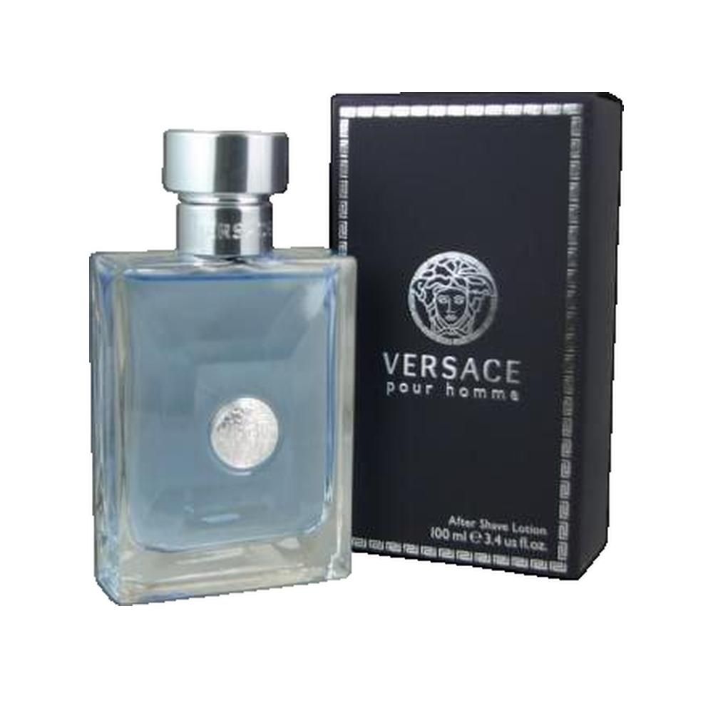 Flacon de parfum bleu clair et emballage noir. Inscription: Versace Pour Homme. Bouchon argenté et logo.
