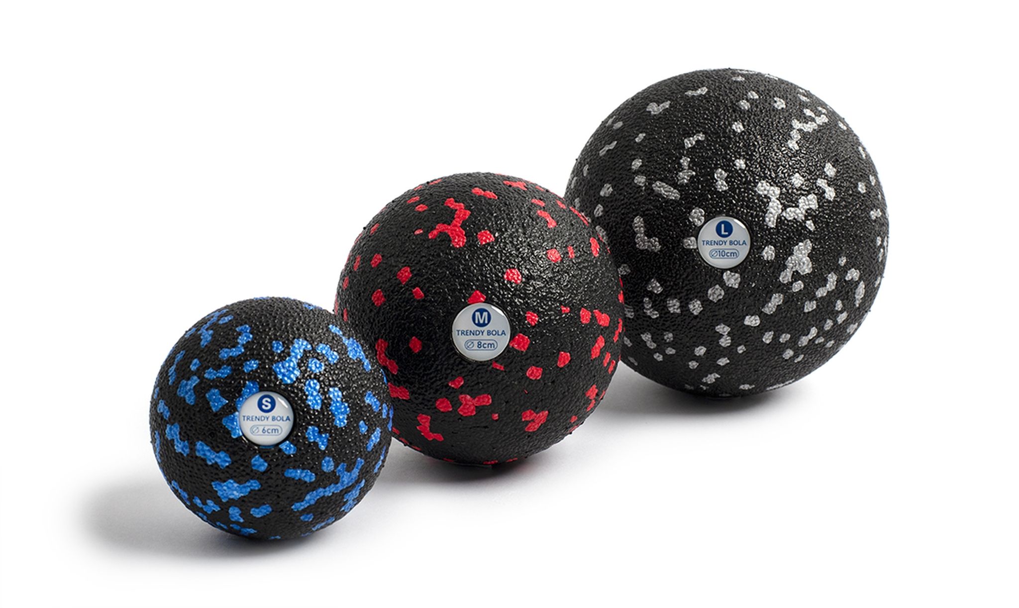 Trois balles de fascia de différentes tailles. Noires avec des points colorés : bleu, rouge, blanc. Autocollants avec indication de taille.