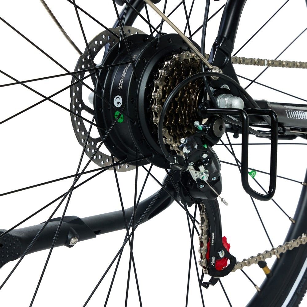 Gros plan sur la roue arrière d'un vélo électrique. Des pignons, un disque de frein, une chaîne et un porte-bagages sont visibles.