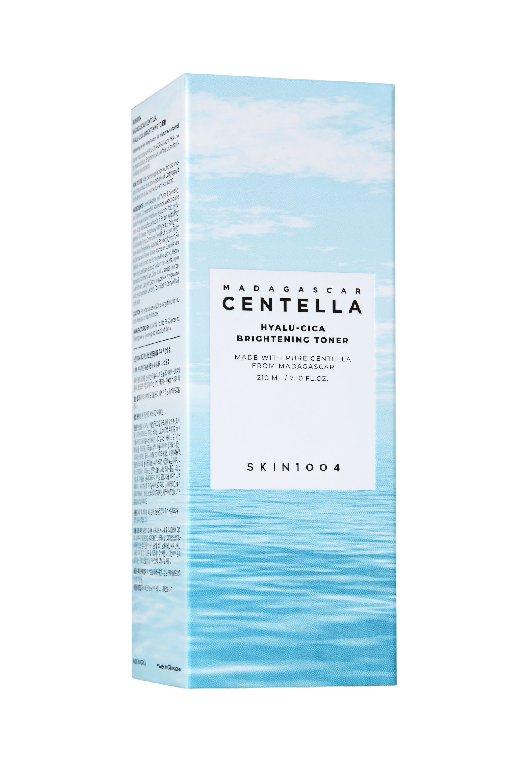 Lichtblauwe verpakking met productinformatie. Opschrift: MADAGASCAR CENTELLA HYALU-CICA BRIGHTENING TONER. SKIN1004.