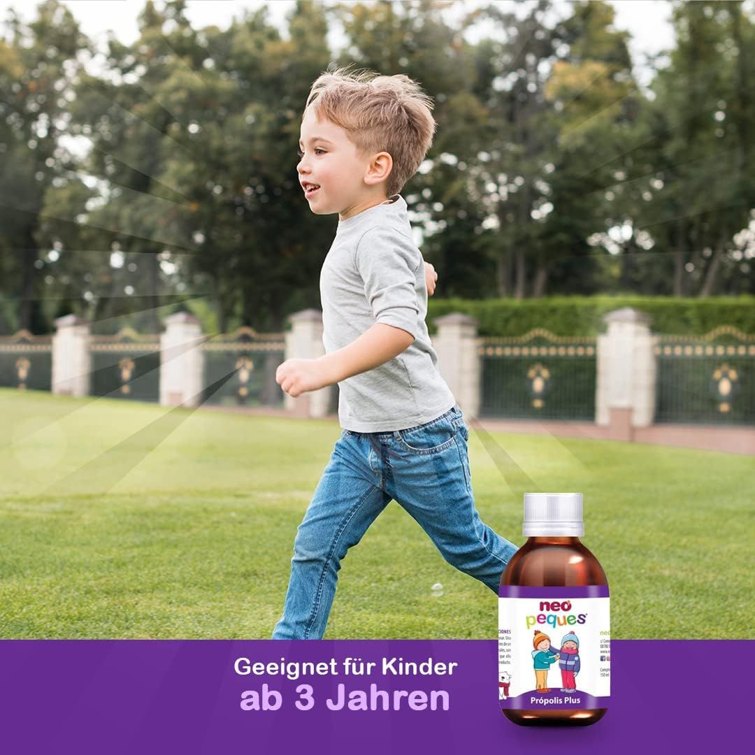 Bruine fles met witte dop. Etiket met productnaam en illustratie van kinderen. Rennend kind. Tekst: Geschikt voor kinderen vanaf 3 jaar.