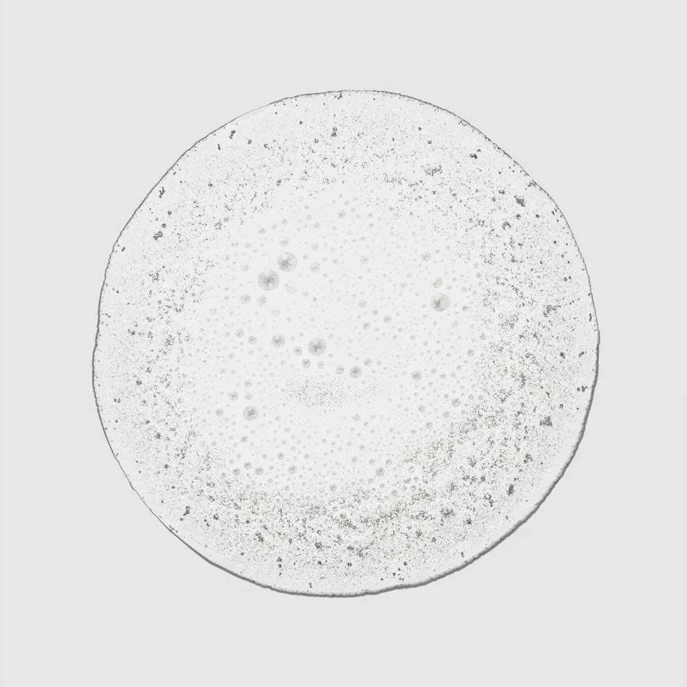 Un liquide clair et circulaire avec de minuscules bulles et particules.