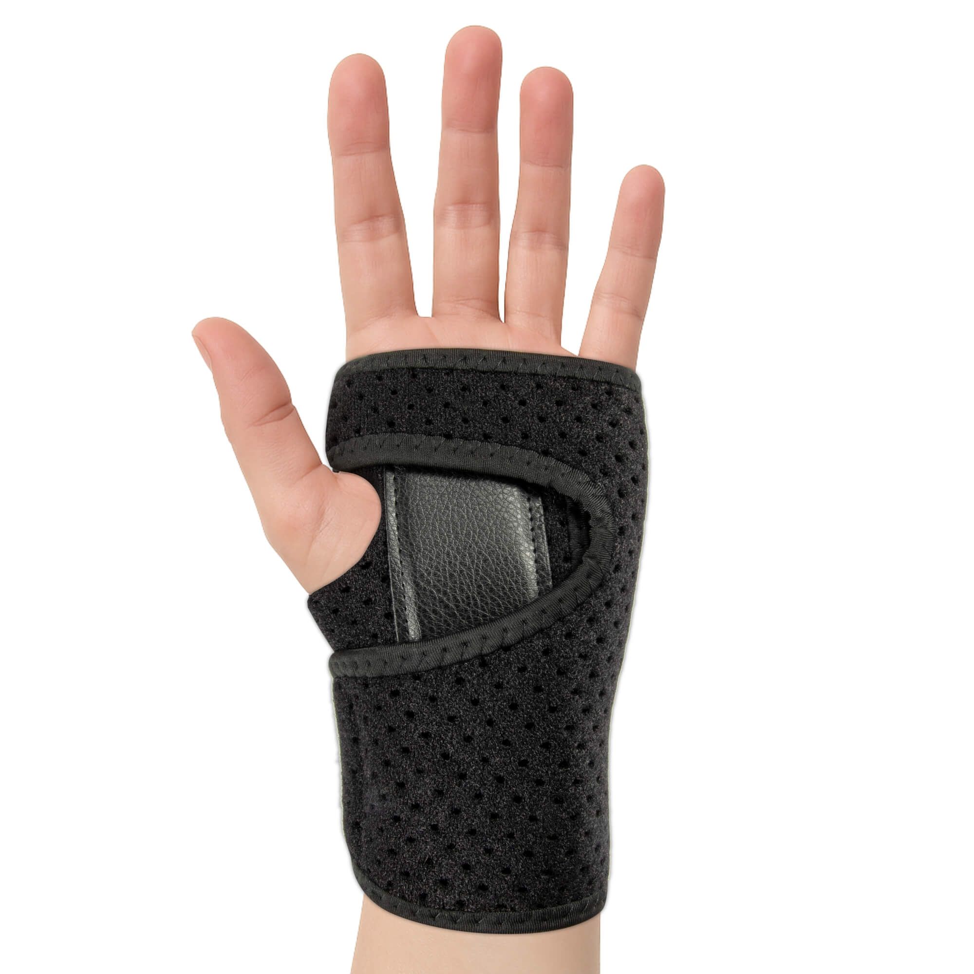 Attelle de poignet noire avec fermeture velcro, portée sur un bras.