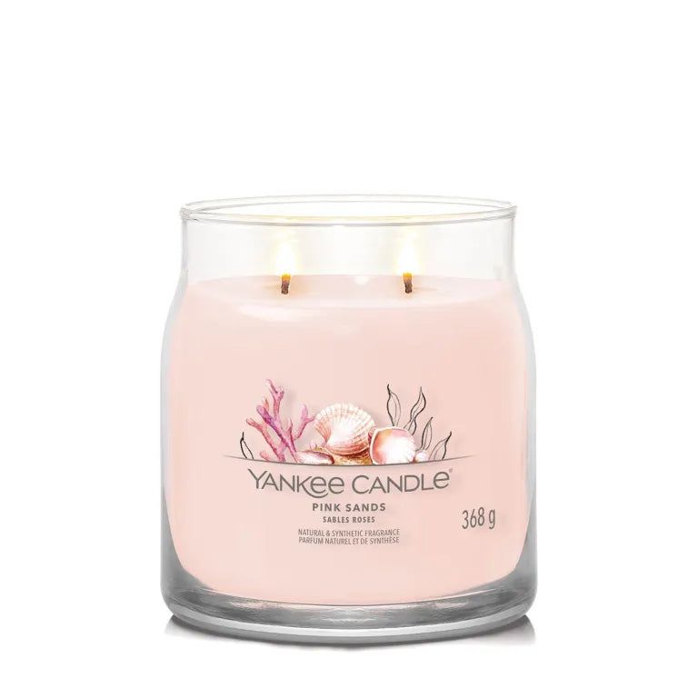 Bougie rose Yankee Candle Pink Sands dans un pot en verre. Deux mèches. Poids : 368 g.