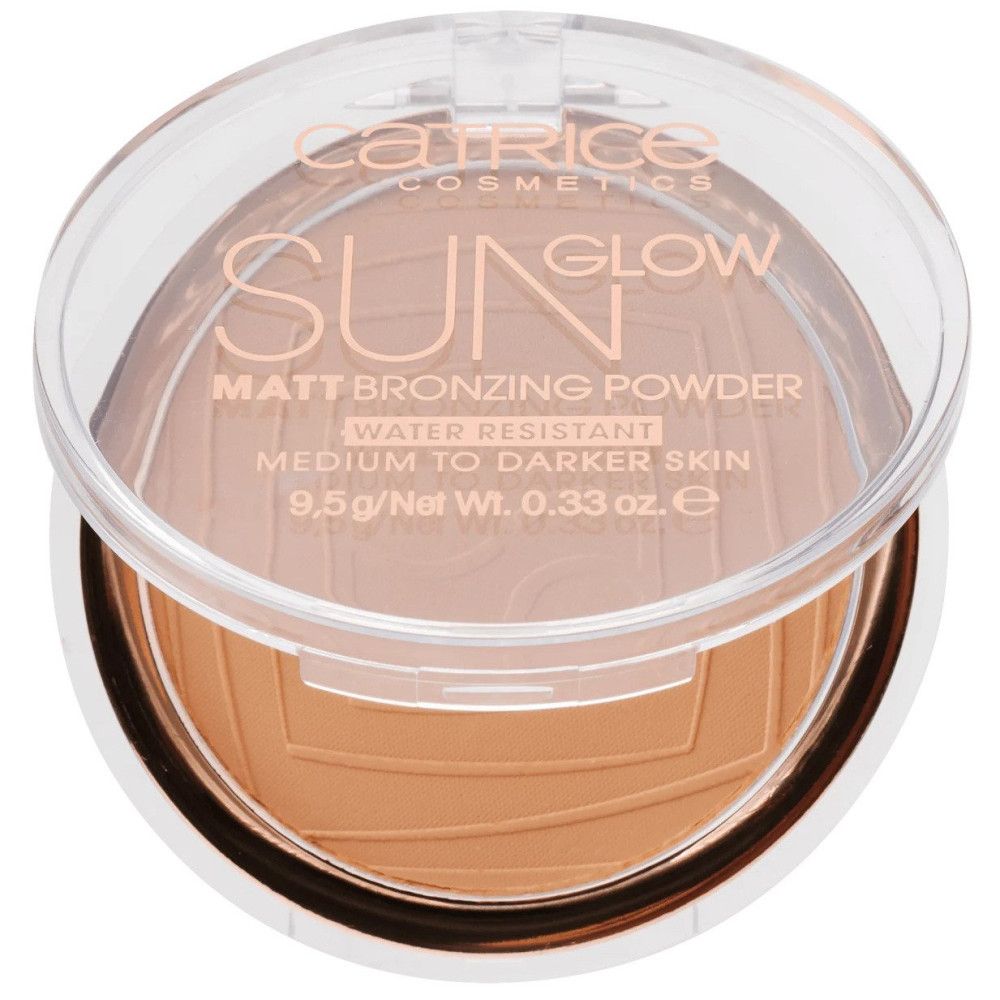 Poudre bronzante ronde dans un boîtier transparent. Inscription sur le couvercle. "SUN GLOW" et "MATT BRONZING POWDER" visibles. Pour peaux moyennes à foncées.