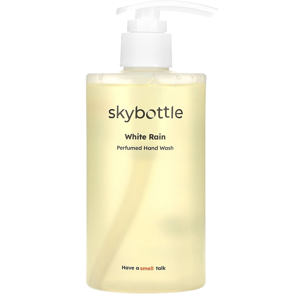 Transparante vloeibare zeep in rechthoekige fles met witte pomp. Opschrift: skybottle, White Rain, Perfumed Hand Wash. Onder: Have a smell talk.