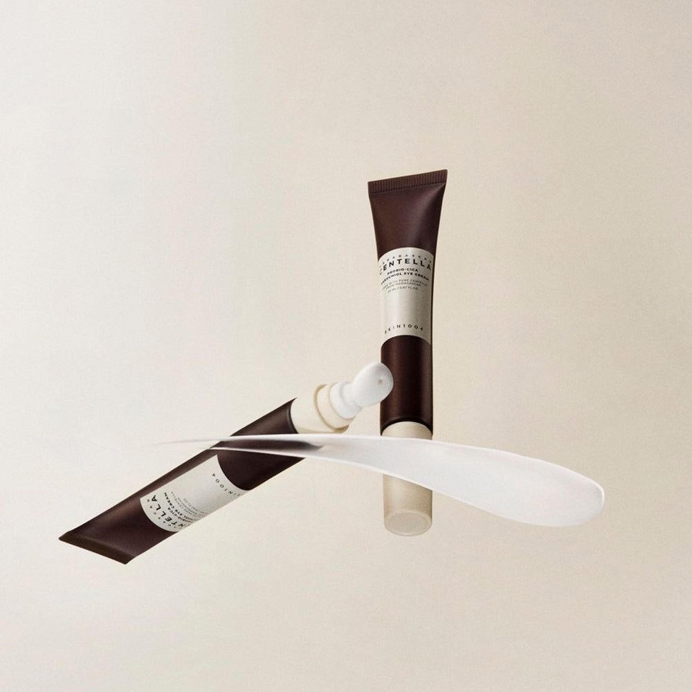 Twee crèmetubes met crème-uitstrijk. Productnaam en merk zichtbaar.