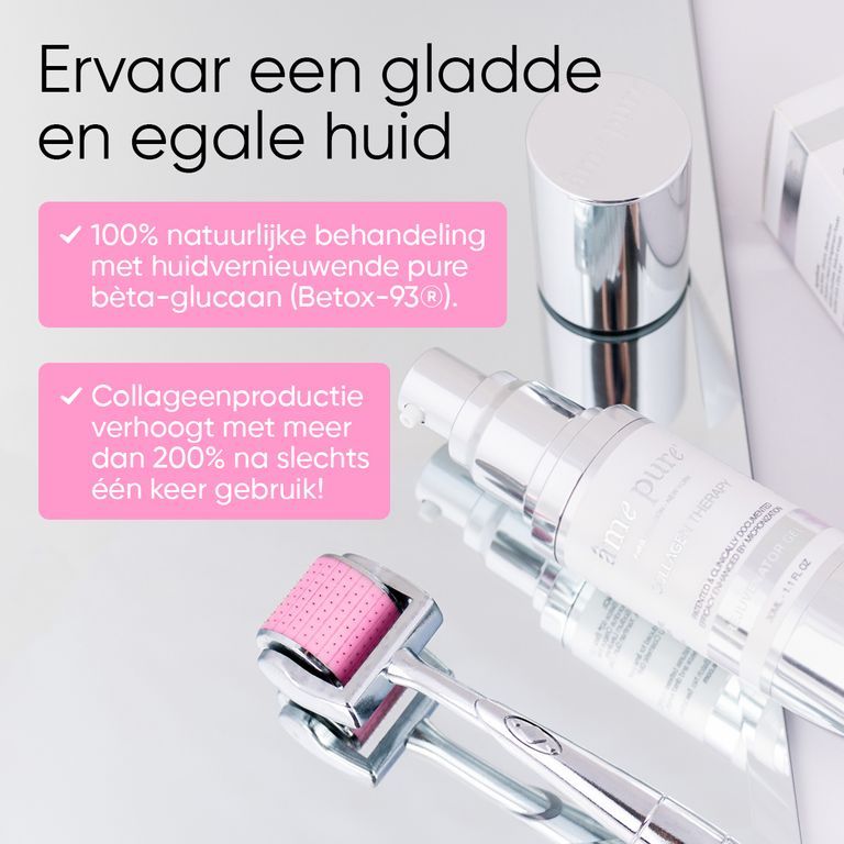 Vrouw met hoofdband gebruikt microneedling gezichtsroller op de wang.