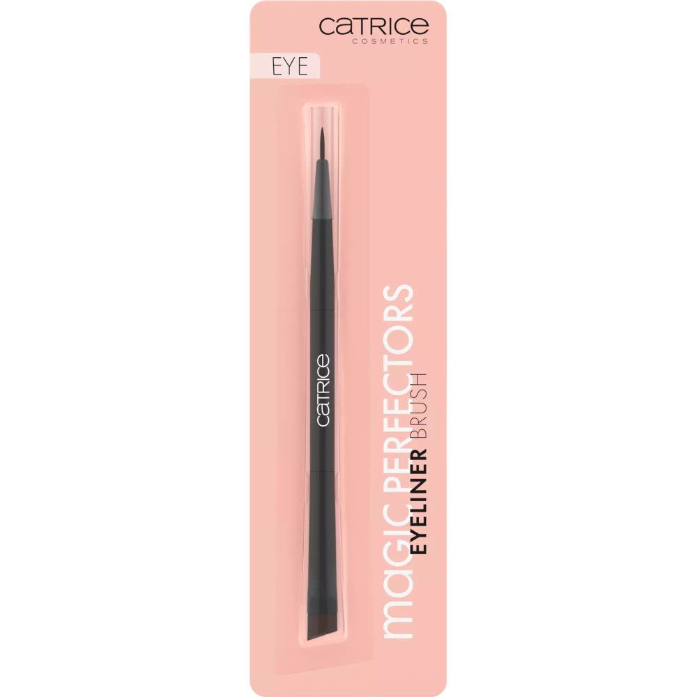 Pinceau eyeliner dans son emballage. Manche noir, pointe biseautée. Marque : Catrice. Emballage rose avec nom du produit.