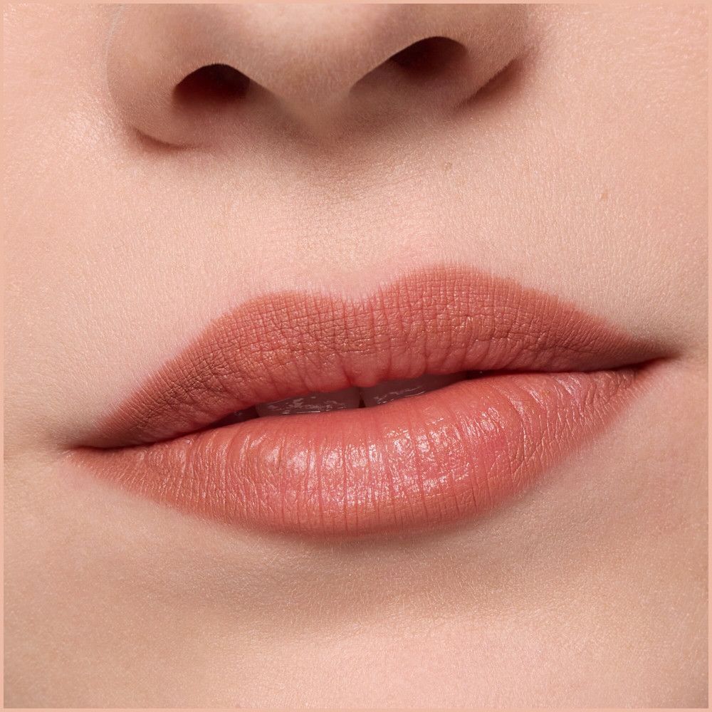 Close-up van lippen met lippenstift. Huidtint.