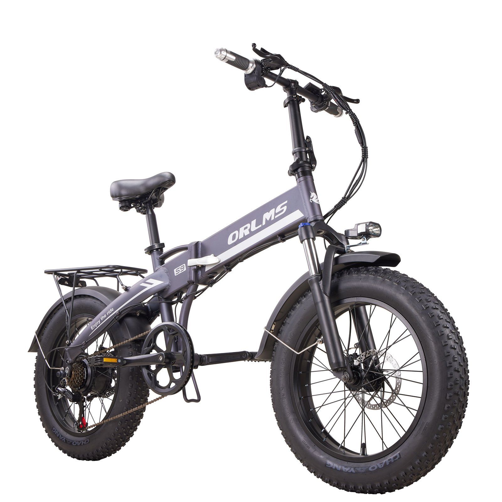 Vélo électrique pliable gris, pneus larges. Logo ORLMS sur le cadre. Phare avant et porte-bagages.
