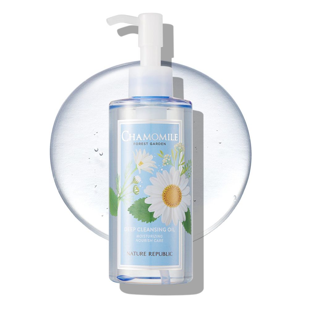 Transparante fles met kamille-etiket en doseerpomp. Opschrift: CHAMOMILE, FOREST GARDEN, DEEP CLEANSING OIL, NATURE REPUBLIC.