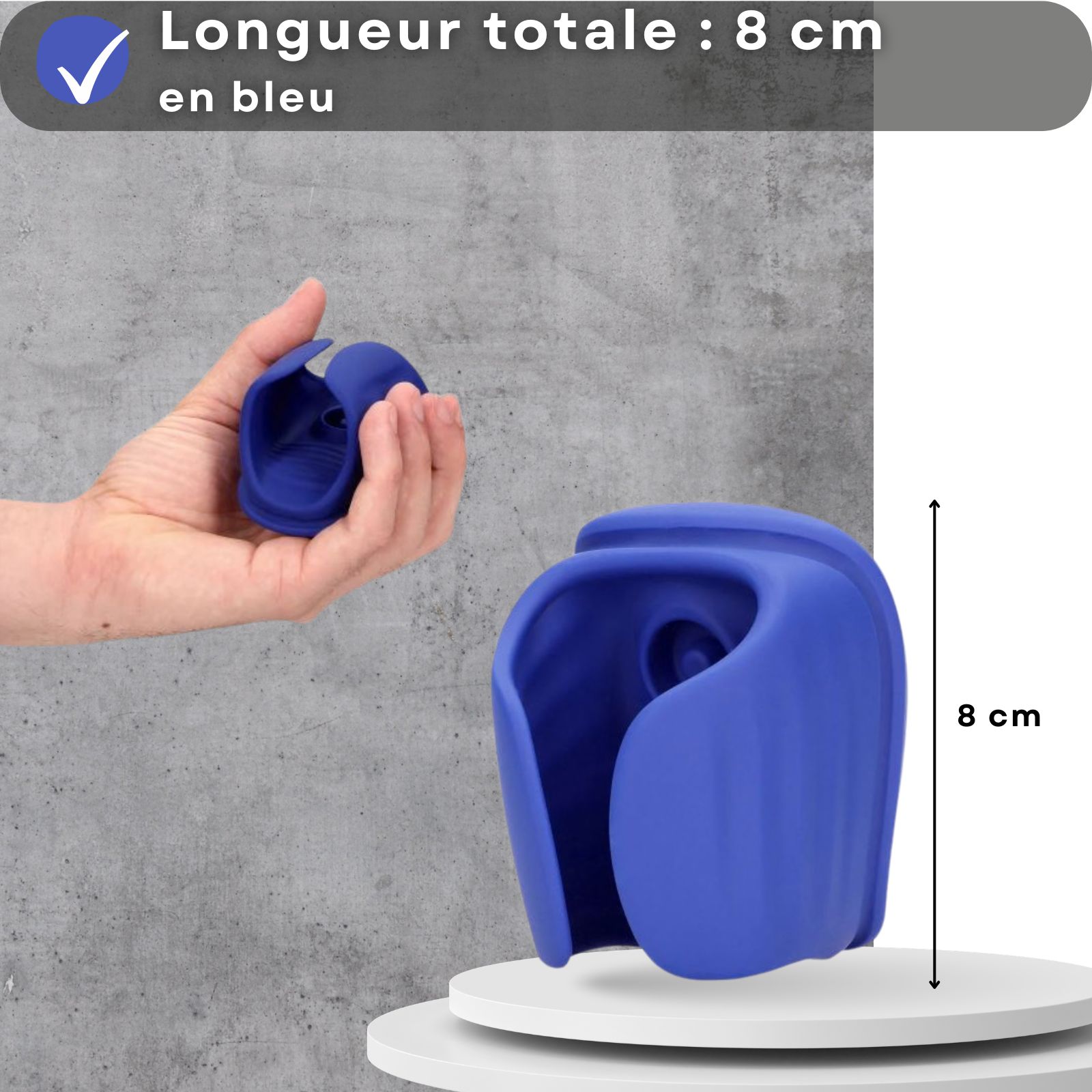 Produit bleu, 8 cm de long. Produit dans la main et à côté. Fond gris.