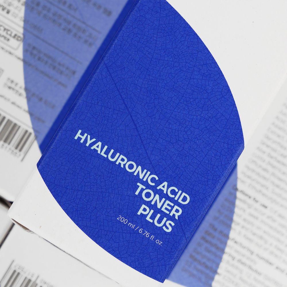 Boîte bleue avec texte blanc: Hyaluronic Acid Toner Plus. 200 ml/6.76 fl. oz. Vue rapprochée.