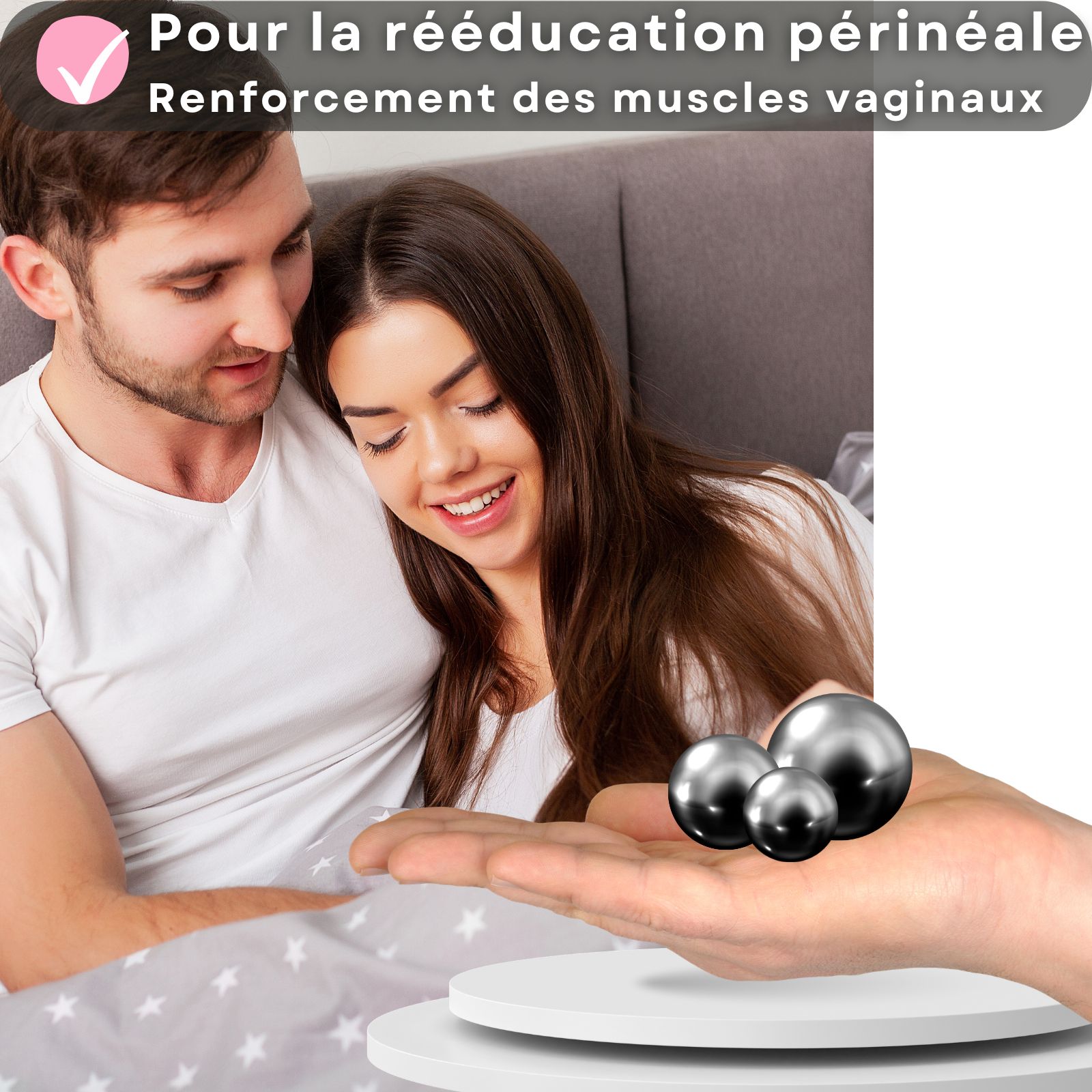 Image avec texte: Pour la rééducation périnéale et le renforcement des muscles vaginaux. Couple au lit, sphères dans la main.