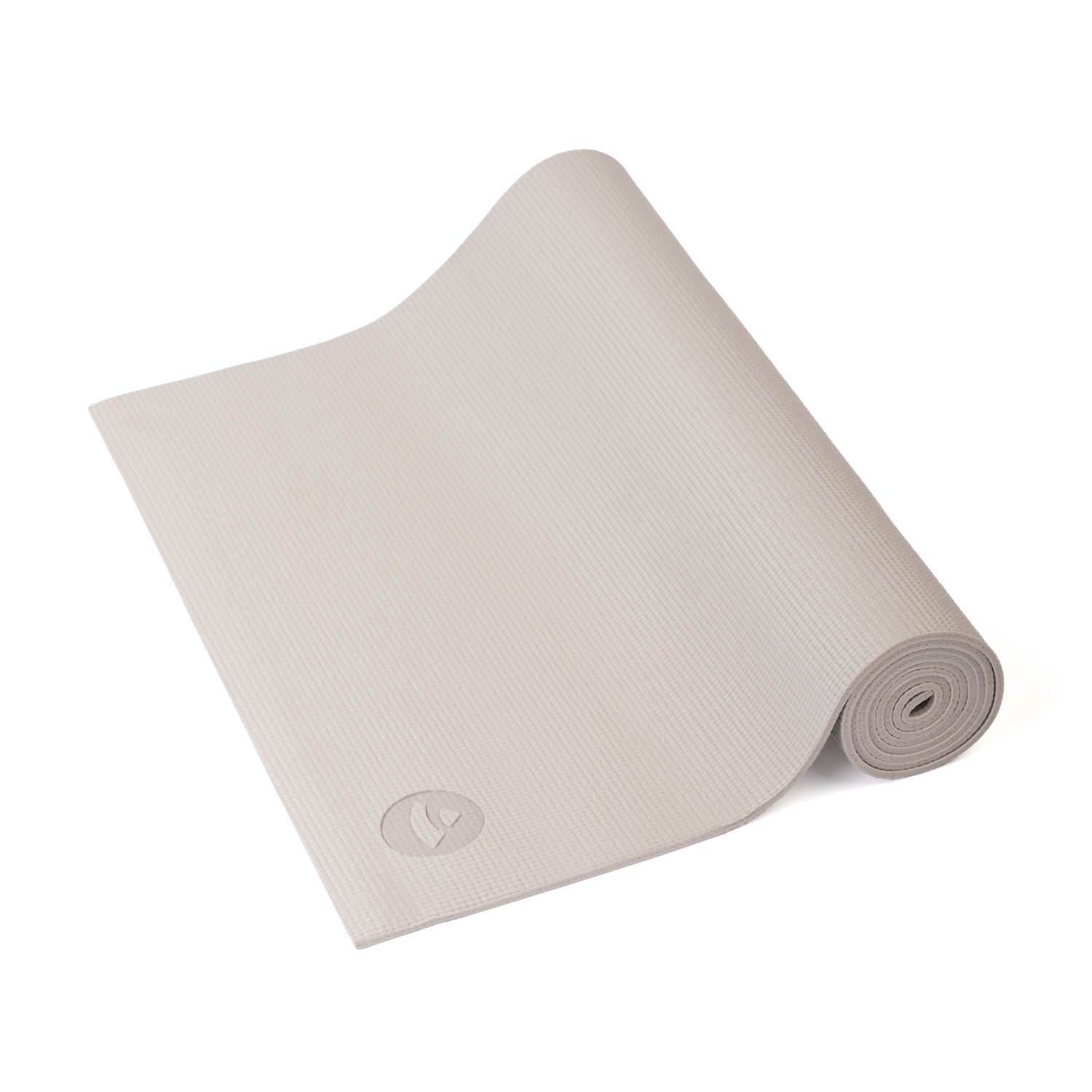 Opgerolde, beige yogamat. Logo in de hoek. Bovenkant met fijne groeven.