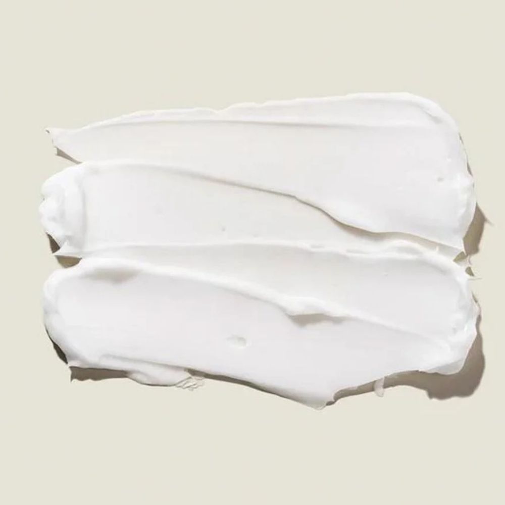 Trois traînées de crème blanche sur fond clair.