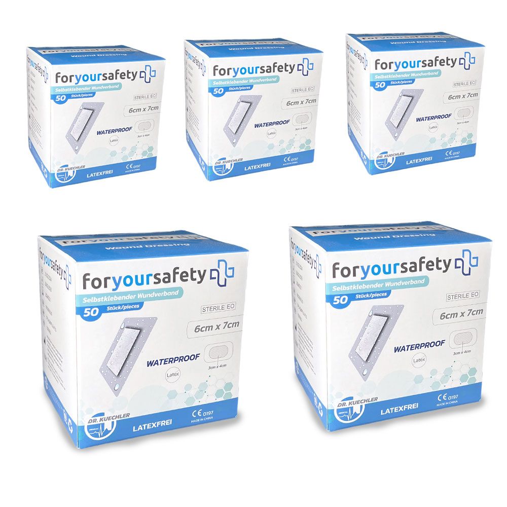 Vijf verpakkingen pleisters. Opschrift: foryoursafety, 50 stuks, 6cm x 7cm, waterdicht, steriel, latexvrij.