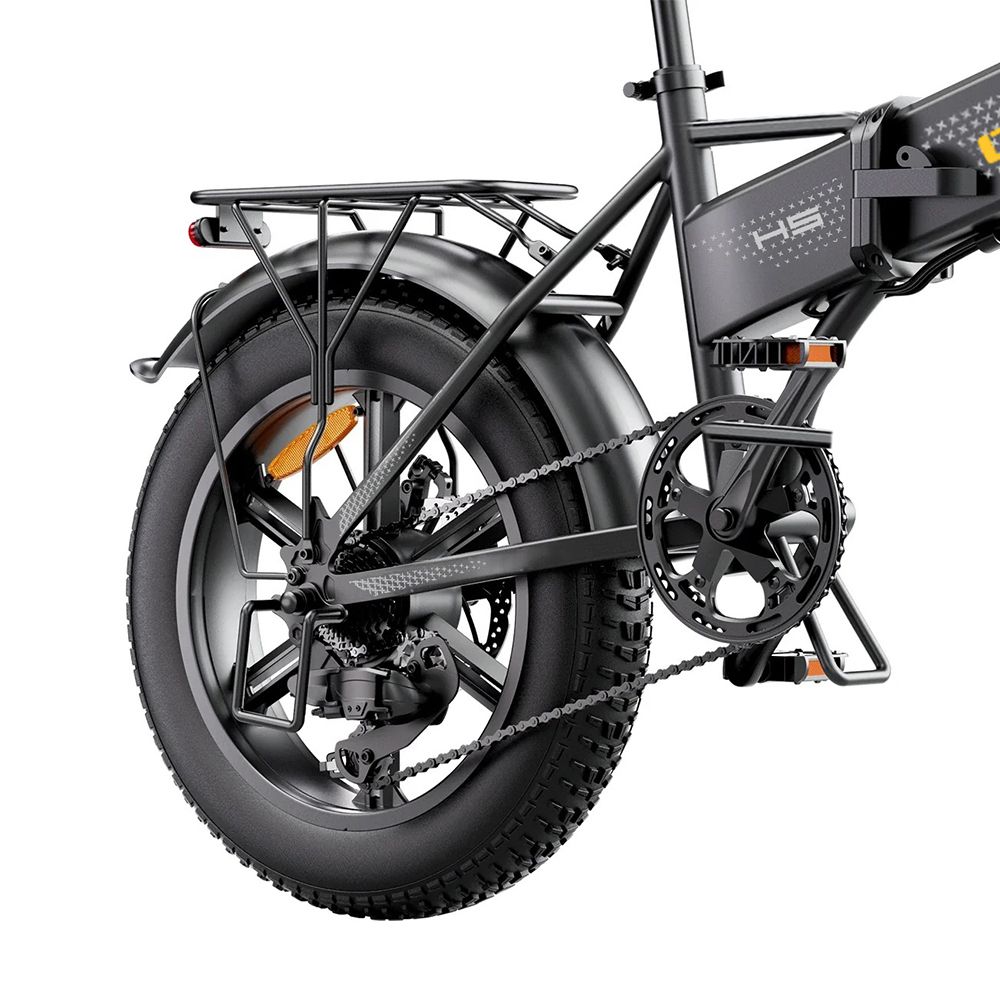 Achterwiel van de e-bike. Zwarte kleur, bagagedrager, spatbord, ketting en remschijf.