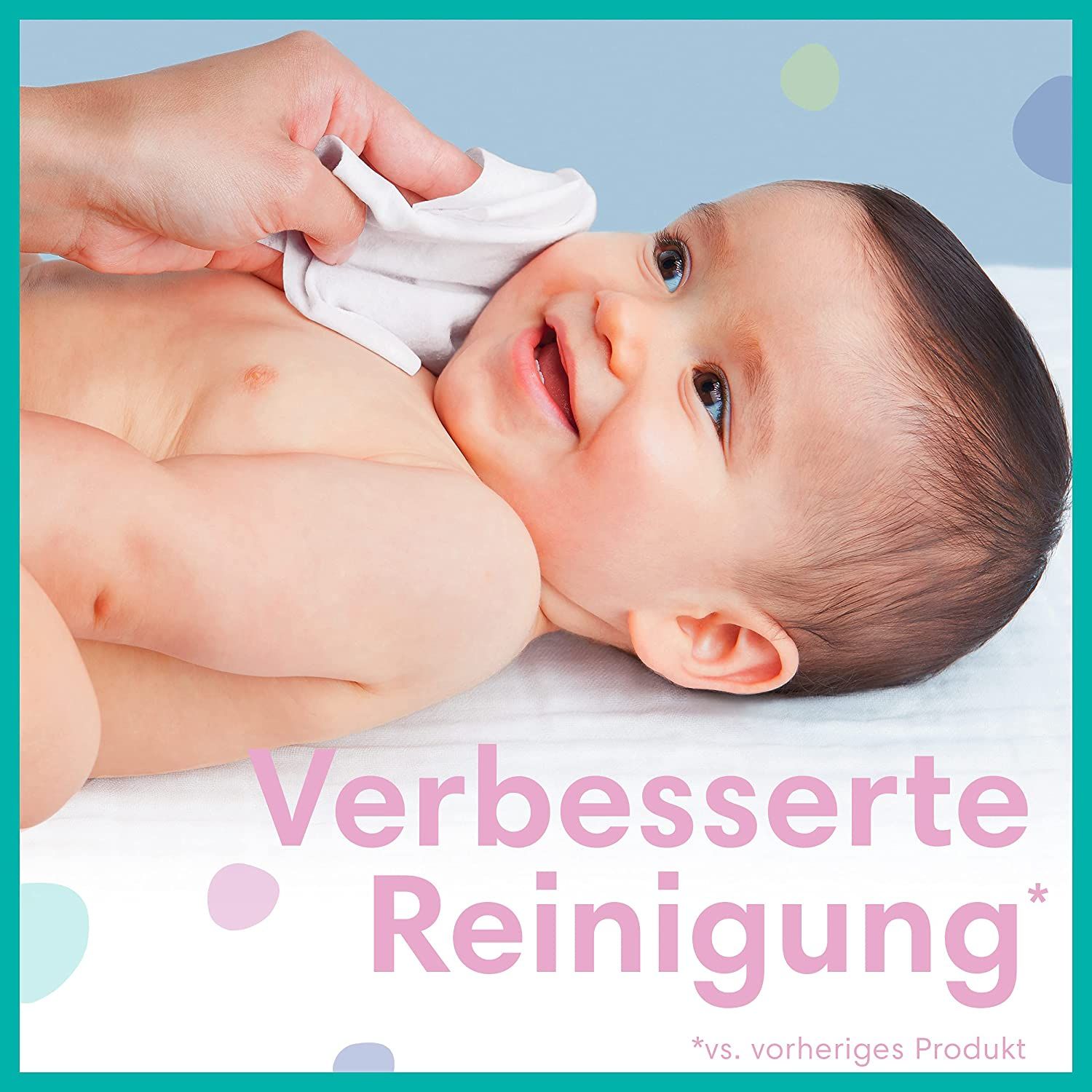 Bébé nettoyé avec une lingette. Texte : Nettoyage amélioré. Fond : points roses et bleus. Cadre : turquoise.