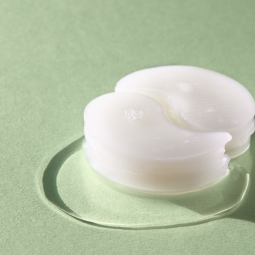 Patchs pour les yeux empilés sur une surface liquide.