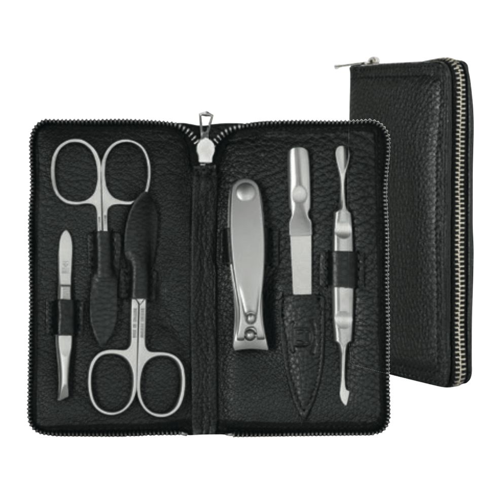 Trousse de manucure noire zippée. Contient ciseaux, lime à ongles, pince à épiler, coupe-ongles et autres outils. Étui en cuir.