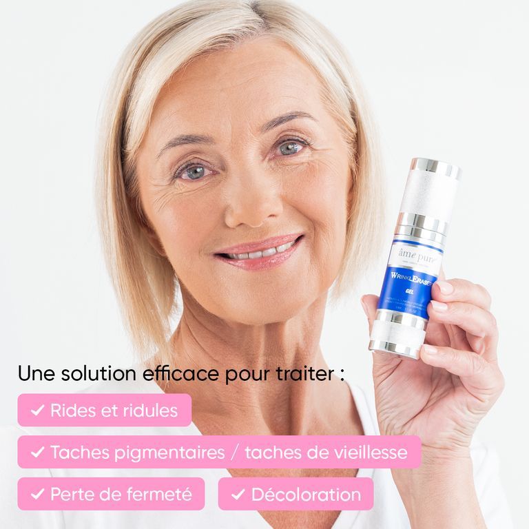 Une femme avec des rides montrant le gel WrinklEraser et le dermaroller.