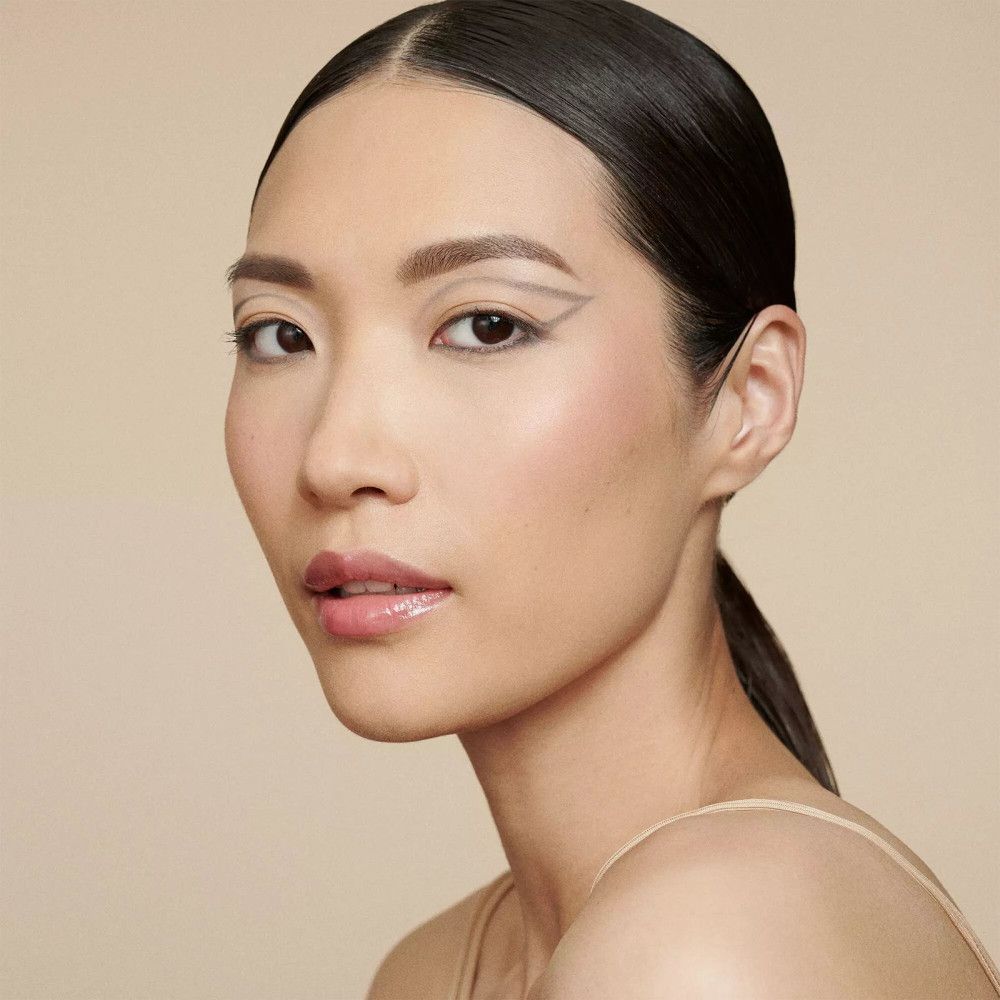 Portrait d'une femme avec du khôl sur la paupière. Teint : clair.